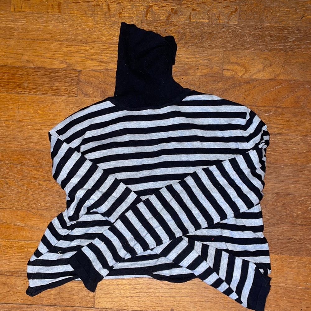 Garage cropped long sleeve turtle neck, light grey and black